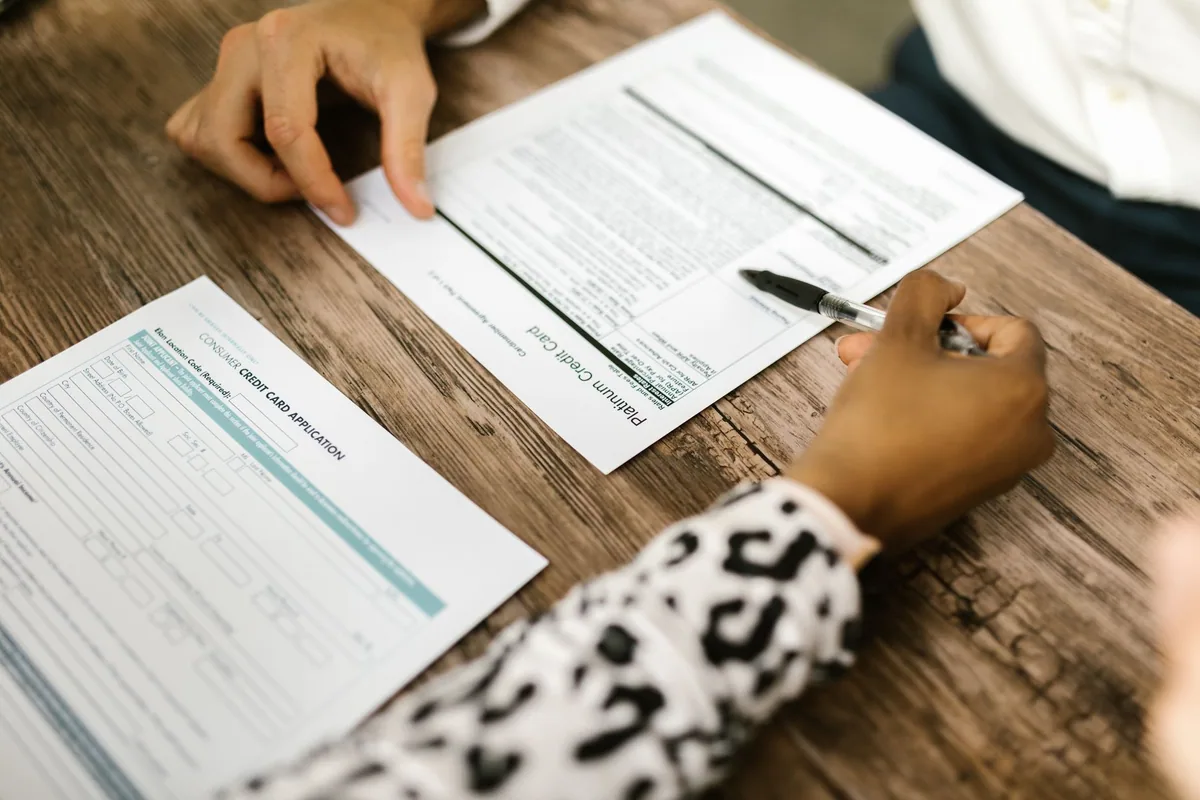 Documentación técnica y herramientas de mantenimiento de un vehículo